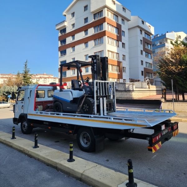 İlker forklift kiralama fiyatları için sahada çalışan forklift makinesi